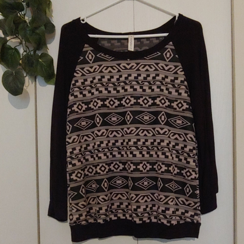 Black and tan geo print top